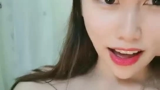 18岁小女友，带上手铐情趣眼罩操逼，第一视角拍摄，开档肉丝后入撞击，妹子和了点酒，干的越猛越兴奋，娇喘啊啊啊浪叫
