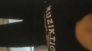 MIMILOVE男：爽不爽，好吃吗女友：细细品尝肉棒，没空说话，拔屌外射！