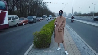 Jessi Summers独自玩剃光的阴部和性玩具