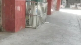 棕色头发的学生布鲁克斯基在她的宿舍房间里达到了强烈的高潮