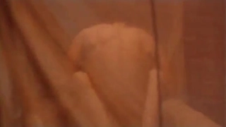 年轻的宝贝在硬核视频中喷射在桌子上