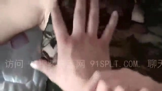 年轻美丽的牛仔在狂野的三人行中与两个男人做爱