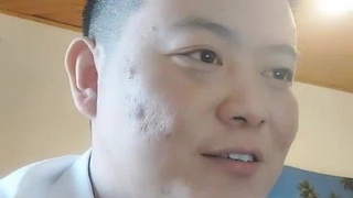 18岁的女孩在面部高潮中吞下了大量精液