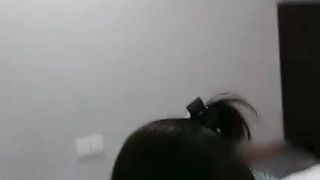 胸部小的棕发美女给口交并接受肛门内射