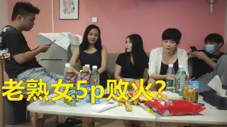 年轻的金发女郎Carmen Calienta被一个大学男孩操了