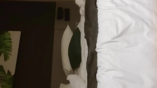 骚劲十足气质美少妇人妻！跪地深喉大屌舔蛋！后入爆操骚逼，带上口塞情趣手铐，猛怼深插浪叫不断