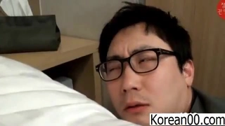 穿着长筒袜的少女被狠狠地干了