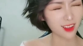 短发少妇被两男3P口交吞精