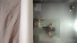 天真的少女被她的丰满妹妹和她的继兄弟操了