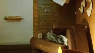观看业余学生Emma在树林里自慰