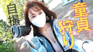 双马尾新人美少女！脸上红扑扑的！嘴比较小吃不了大JB，撩起衣服贫乳，多毛嫩穴尿尿超粉嫩
