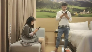 欲望无穷的少妇~窝在公园角落脱裤打炮!!