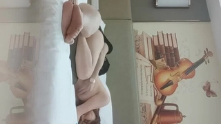 國產劇情獨居女模特家中沒水找物業工作人員修結果來的是個變態男偸配了她家房門鑰匙入室強行勒暈扒光玩弄啪啪