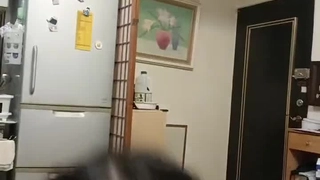业余女友在强烈的传教士性爱中达到高潮