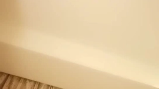 黑絲美腿18小蘿莉，被小哥無情暴力輸出，攝影小哥旁邊觀戰，掏出奶子拉扯奶頭 ，抱起來懟著狂草