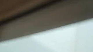 大学宝贝塔玛拉在肮脏的手交会话中处理两个大鸡巴