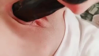 大神潜入办公楼偷拍 漂亮的妹子尿尿前先要对着镜子来几张美美的自拍